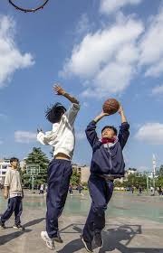 詹姆斯篮下强打稳定胜局